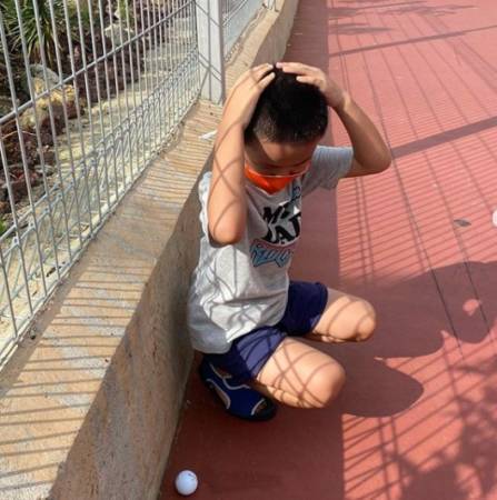 陳天文遊侏羅紀步道驚魂 愛兒險被高爾夫球擊中