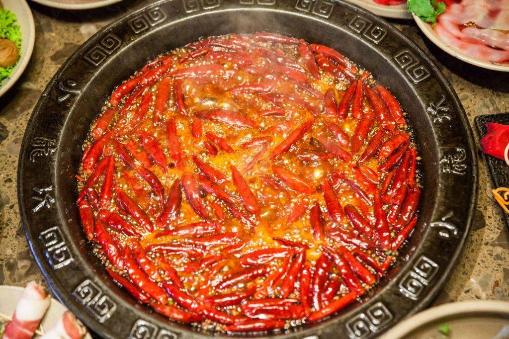 JJ林俊杰都来打卡的超劲爆火锅店现在免费送美国肥牛啦!锅底醇厚浓香,食材新鲜美味,一秒带你去火锅之城