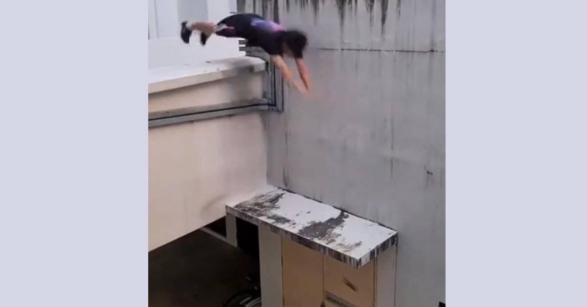 男子跑酷越围墙翻筋斗 二楼摔下重跌地上