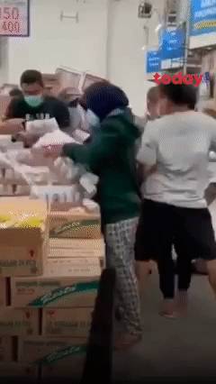 印尼淪陷!日增近4萬例、上千人死亡!警察扮鬼、民衆搶牛奶,新加坡送救援物資