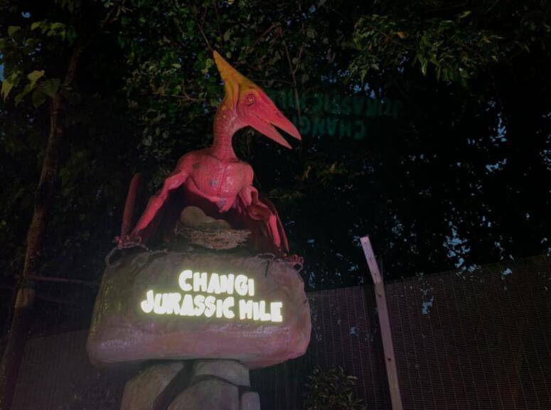 新加坡侏罗纪亮灯！说好的溜娃胜地怎么像万圣节的夜