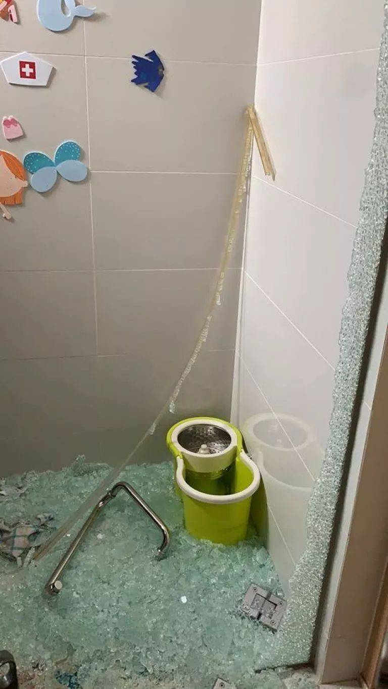 家里的玻璃门突然自爆!天气太热,新加坡用这个东西要小心