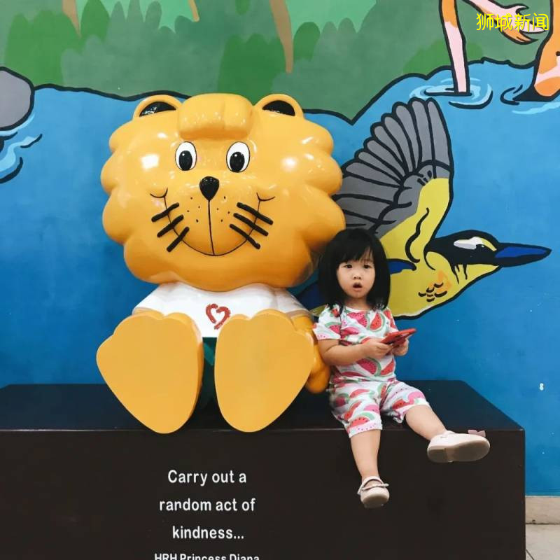 新加坡总统和明星都爱他，超多小朋友求合照、抱抱，是谁