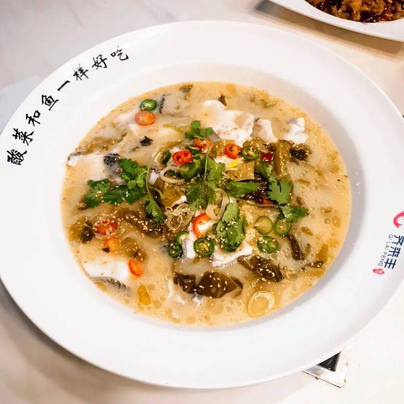 美食博主探店 新加坡唯一可以吃到脆鱼锅的餐馆