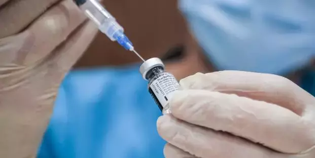 密接者已入境!新加坡会再收紧社交人数、堂食吗?世卫:封锁无法阻止奥密克戎传播