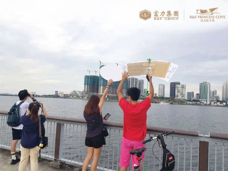 房地产商开出游艇载20户家庭到海峡边界,同滞留新国家人“相会”