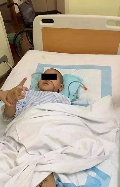 冲着电梯按钮撒尿　中国男孩作茧自缚受困电梯