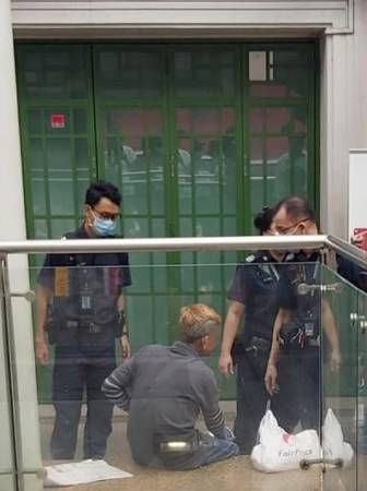 被老翁叫“走开”    纸巾叔竟亮小折刀  要捅人