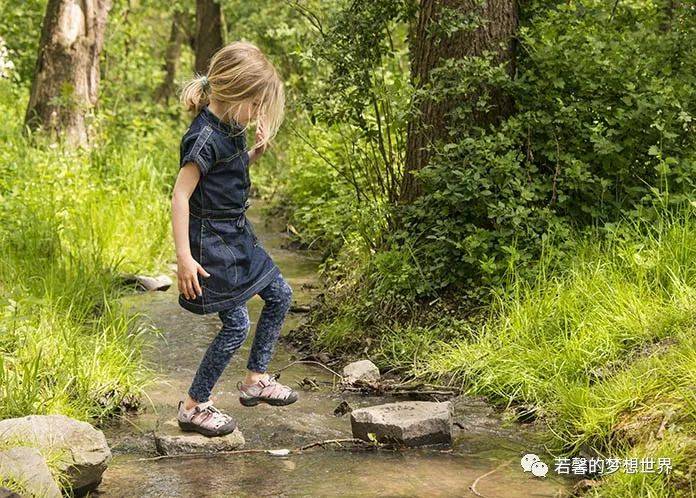 帶上鏟子、放大鏡和昆蟲觀察盒,和小夥伴一起來新加坡的森林探險吧