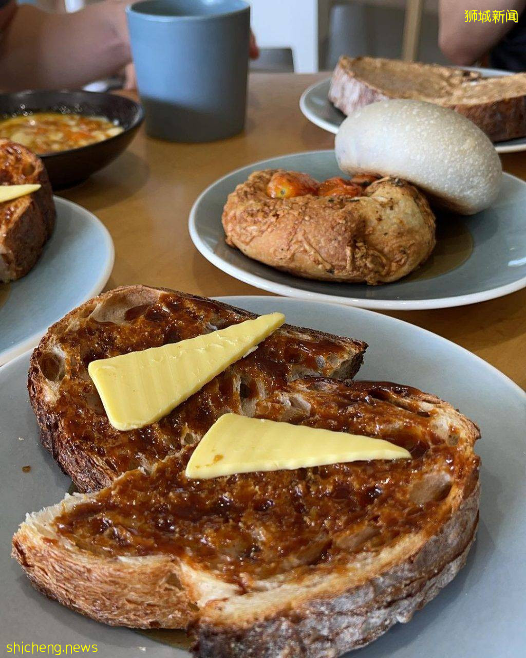 隱藏在慈濟人文青年中心的“Slow Bakes Cafe Bakery”✨坐擁湖泊美景+自家烘焙面包，享受與世隔絕的安靜🍃