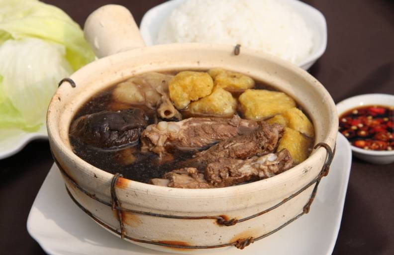 玩轉獅城風味！享譽世界的新加坡肉骨茶，究竟有多美味