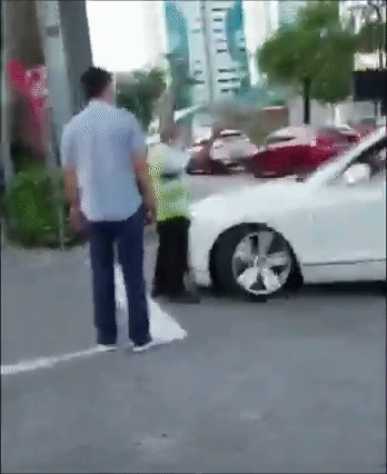 对话曝光!新加坡“宾利男”开车冲撞学校保安,被全岛痛骂