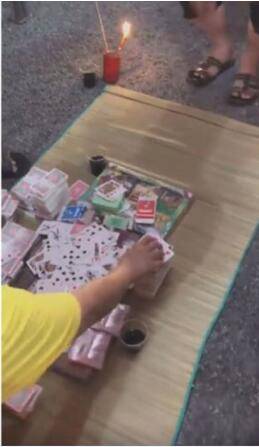 心贼大!新加坡四男子上演人鬼殊途,拿冥钞打牌装大拿