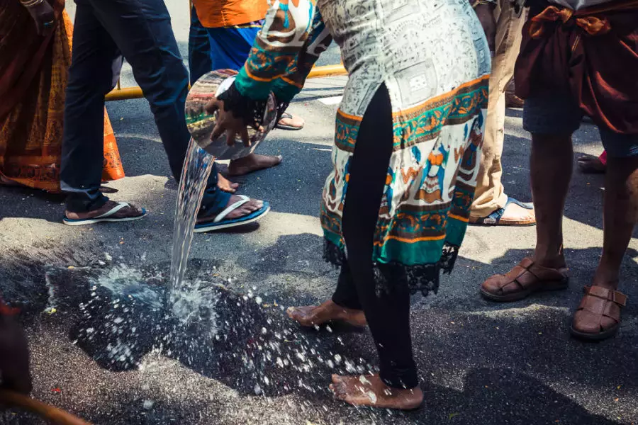 頭頂牛奶、鋼針刺入身體 ... 李總理說這個新加坡節日,今年不一樣