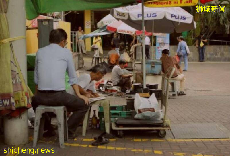 新加坡老鞋匠走了!网友哭送:我没钱换鞋时,总找他“拯救”