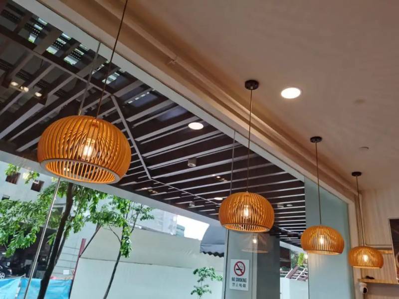 這裏居然有一家藏在鬧市裏的中餐小館!下雨天,要不要來碗馄饨