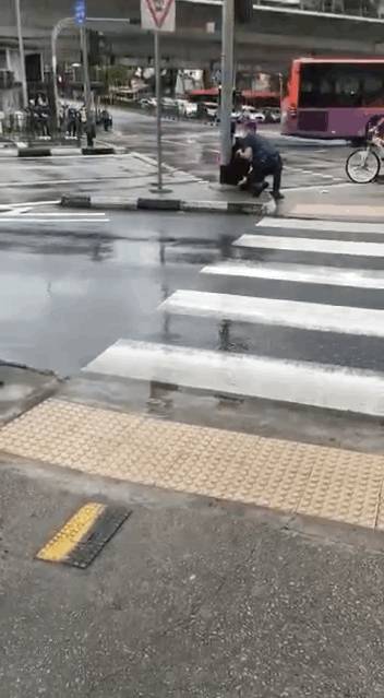 “警察打人了!?” 实拍一女子在新加坡被5个警察包围