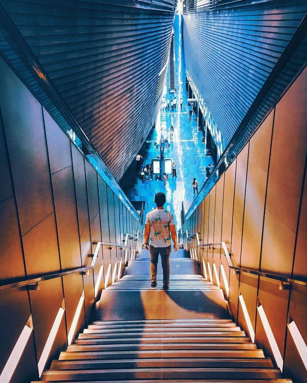 拿出手机猛拍一顿✨新加坡必打卡地铁站🚇糖果色系、暗黑风格，分分钟拍摄出酷炫照片📷 