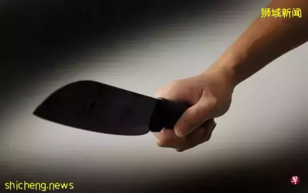 2男起争执 一人拔刀砍人
