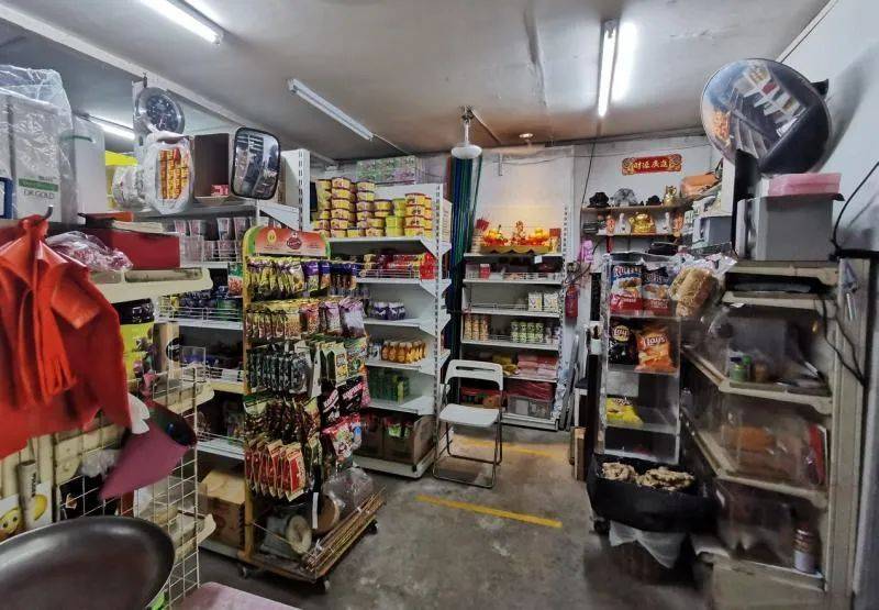 新加坡居然有設在有地私宅區、地下防空壕的老牌雜貨店,你見識過嗎