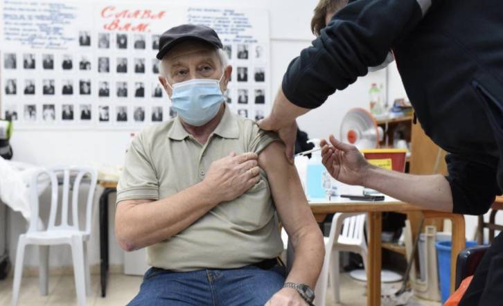 72歲老人接種疫苗後心髒驟停、生死不明！衛生部回應了