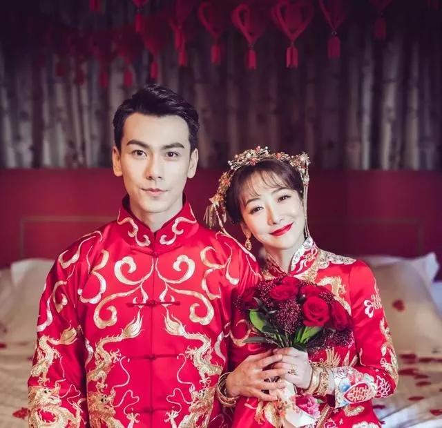 新加坡一线男星回国糊成18线,娶大六岁女演员,将其当作女儿宠