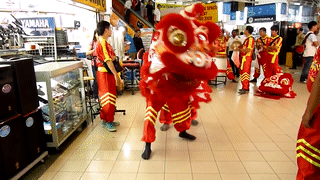 舞狮穿裙子跳踢踏舞被批反传统，妆艺游行表演紧急喊咔