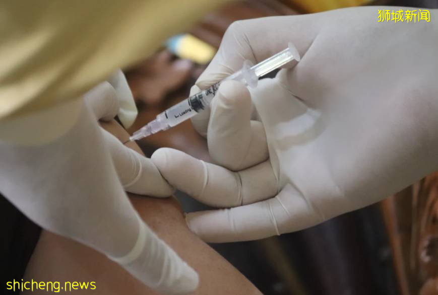 “被坑惨!新加坡医生竟给我打错了疫苗......”