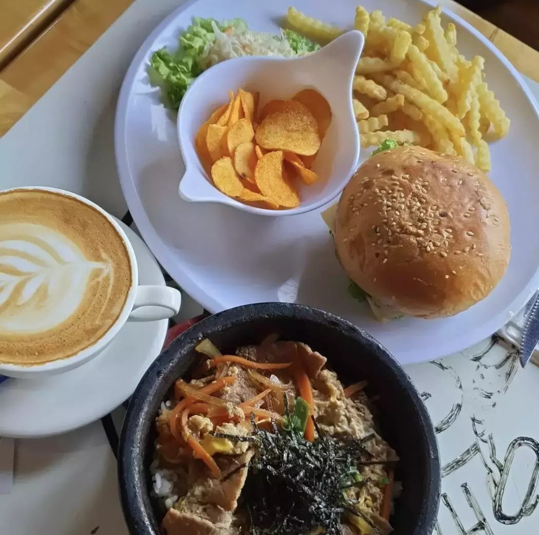 春天来到,找个阳光暖暖的午后一起去喝杯咖啡吧!坡岛这几家氛围感满满的咖啡店你一定不能错过