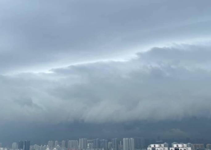 “黑云压城”再次来袭！新加坡天空出现罕见奇观