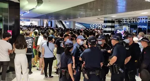 实拍！新加坡滨海湾金沙和乌节路人山人海，因为它！有人晕倒、对警察喊：拿枪射我啊