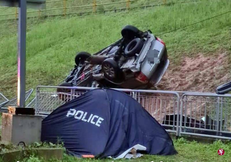 翻车后爬出车 弟自责救不了哥