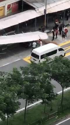 實拍新加坡巴士撞進德士站!頂棚倒塌、多人受傷,部長到場