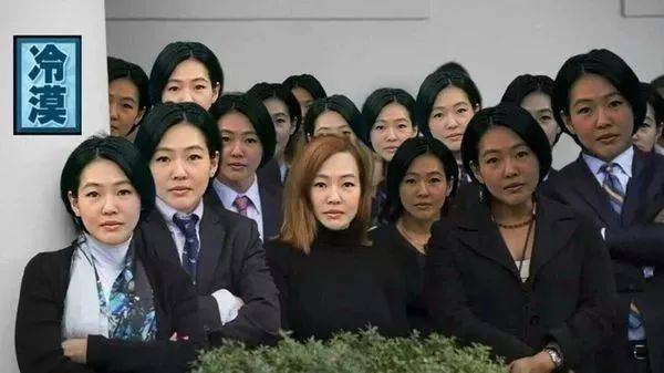 法國女生做這個動作侮辱華人，在新加坡被炮轟！亞洲蹲，一個碾壓歐美的姿勢