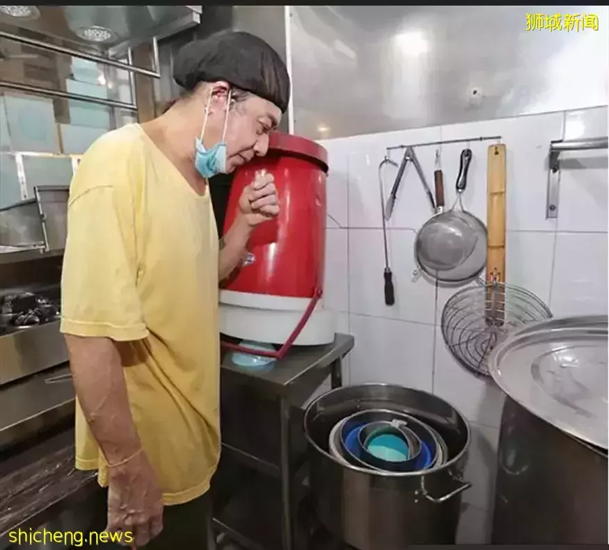 “我摘下口罩10秒，就被罰了300新幣”，新加坡小販求評理