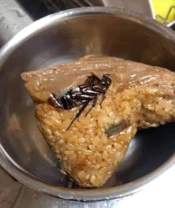 呕！新加坡小贩中心汤面里吃出整只蟑螂，外卖也中招