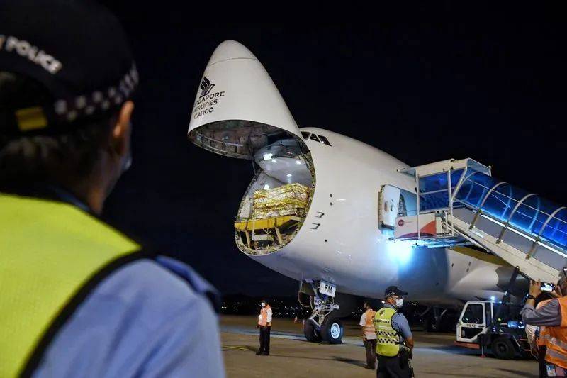 新加坡抗疫组长撸起袖子开打,劝大家不要等“某疫苗”了