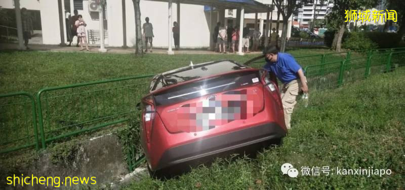 新加坡又發生一起車禍:德士撞入欄杆,差點掉入溝渠!