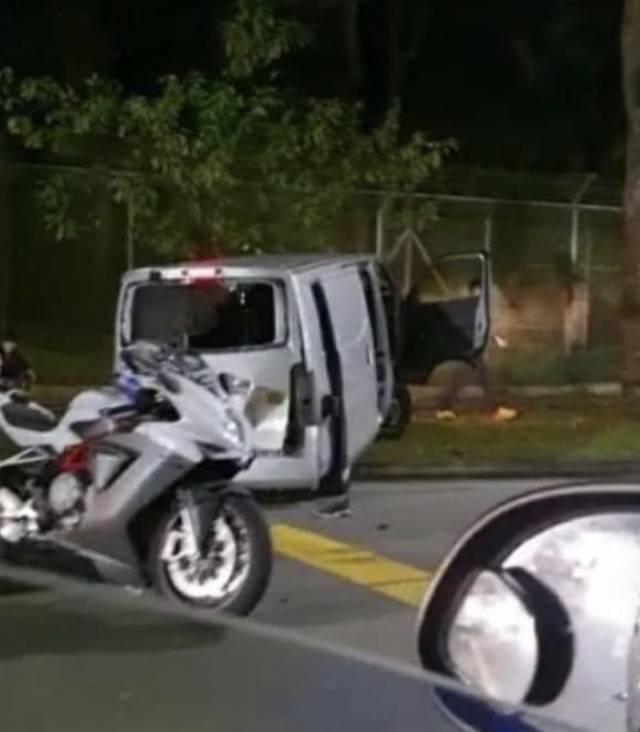 新加坡恐怖車禍!貨車跟奧迪馬路上競賽,被撞爛是它