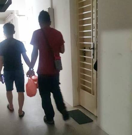 獅城夫婦疫中送暖 家門前准備幹糧披薩 免費讓馬勞領取