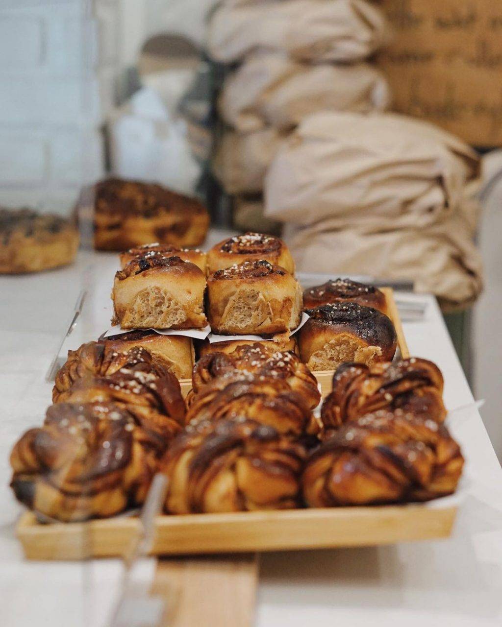 在紅屋吃美食🥘“Micro Bakery at Red House”面包廠改造而成的烘焙坊、保留原有面貌，現代與曆史交融用餐環境✨