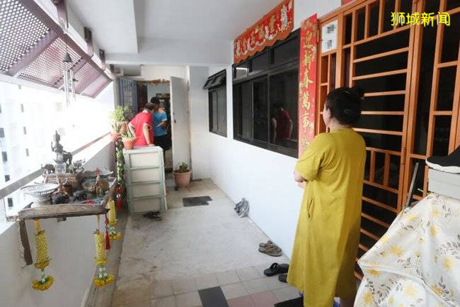 交惡十多年 鄰居互嗆 她窗口擺臭鞋襪 她一家每天抽煙