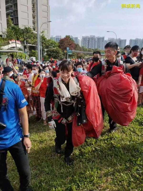 坦克、戰鬥機、傘兵出動!55年了,新加坡終于讓全世界感動哭泣