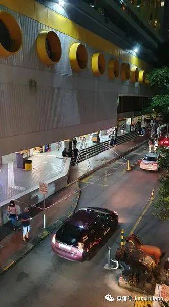 新加坡50年历史的购物商场天花板坍塌,扬起大片粉尘