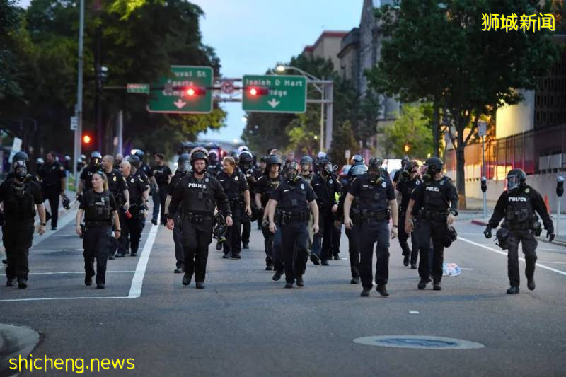 突發！美國加拿大英國大規模暴動！堪比戰亂！新加坡會受影響嗎!