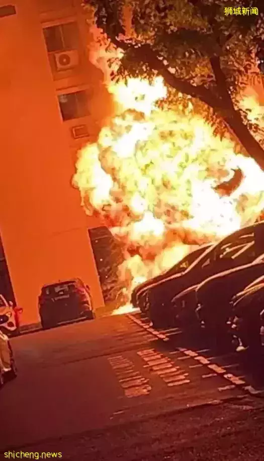 火光冲天、爆炸巨响!新加坡露天停车场突然起火,惊人