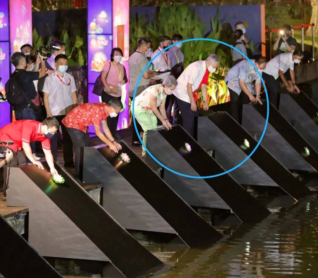 新加坡總理李顯龍魔性拜年視頻火了！各部長花式拜年，竟有財神爺上門討債