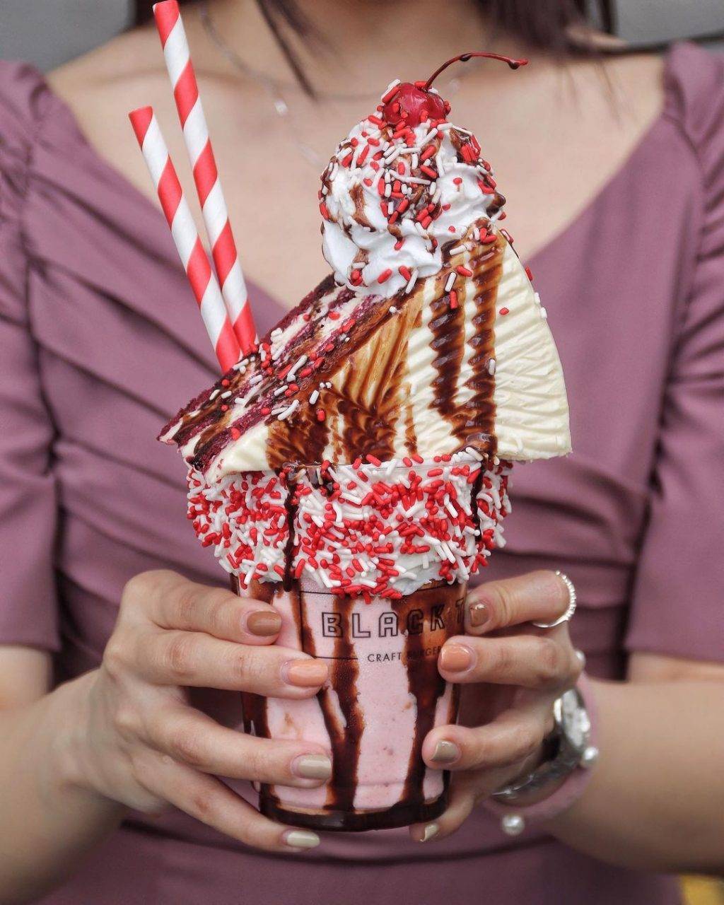 卡路裏炸彈💣 Black Tap高顔值彩色奶昔🌈 喝爆這份甜蜜負擔！重量級甜點+大分量餐點🤤