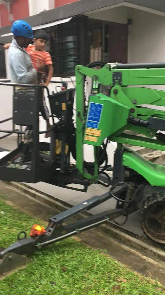 “要不是客工出手相救,我儿子就从三楼窗台掉下去了”