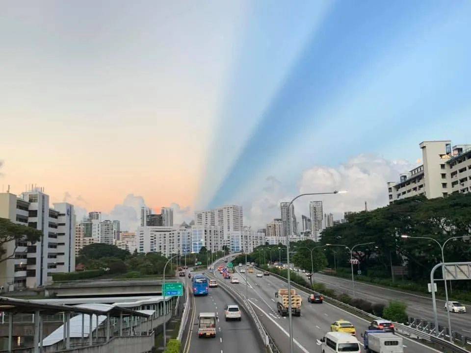罕见!新加坡再现神奇天象,万道光芒从天空射下,50张美图刷屏